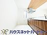 キッチン：カウンターキッチンは広くて収納力もあるので、快適に料理をすることができます。食器や炊事用具を手の届くところに配置しやすいため調理もスピーディーです。