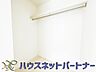 収納：壁面クローゼットのメリットは、衣類が横一列に並ぶためひと目で洋服が選びやすいこと。衣類をたくさんお持ちの方も、限られたスペース内に無理なく収納することができます。