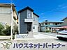 外観：街に溶け合う美しい景観と、採光や風通しを考えて設計された間取り。近隣の視線を考え調整した窓位置など、外観だけでなく、住まうご家族の心地よさを最優先しました。