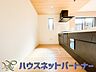 キッチン：カウンターキッチンは広くて収納力もあるので、快適に料理をすることができます。食器や炊事用具を手の届くところに配置しやすいため調理もスピーディーです。