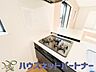 キッチン：三口コンロで料理の幅を拡げてくれる使いやすいシステムキッチンを採用。洗い場も大きいので野菜や食器を洗ったりする際にも捗り、奥様の強い味方となってくれるはずです。