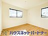 洋室：柔らかな日差しが入る洋室は落ち着いた雰囲気のお部屋です。ベッドを置いてゆったりと心も体も休まるお部屋へ。