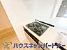 キッチン：三口コンロで料理の幅を拡げてくれる使いやすいシステムキッチンを採用。洗い場も大きいので野菜や食器を洗ったりする際にも捗り、奥様の強い味方となってくれるはずです。