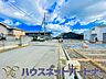 外観：前面道路の日当たりの良い明るいお家。