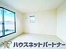 寝室：柔らかな日差しが入る洋室は落ち着いた雰囲気のお部屋です。ベッドを置いてゆったりと心も体も休まるお部屋へ。