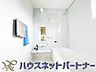 浴室：高級感溢れるカラーと大きさ・柔らかな曲線で構成された半身浴も楽しめるバスタブが心地よさをもたらします。