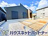玄関：上質感漂う玄関へのアプローチ。居住者の帰り、訪れる方を優しく迎える・安らぎに満ちた生活空間を予感させる。健やかな暮らしを楽しめそう。