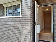 玄関を入るとホールがあります