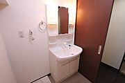 独立洗面台で朝の準備も快適です♪