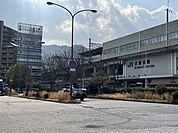 JR湖西線大津京駅京都から滋賀への湖西線での入り口駅。「京都」駅まで乗車約10分、「大阪」駅まで乗車約45分で到着します。通勤・通学・おでかけ時、気軽に立ち寄れるコンビニも近くにございます…