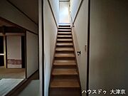 階段には手すり設置済みで安心ですね！