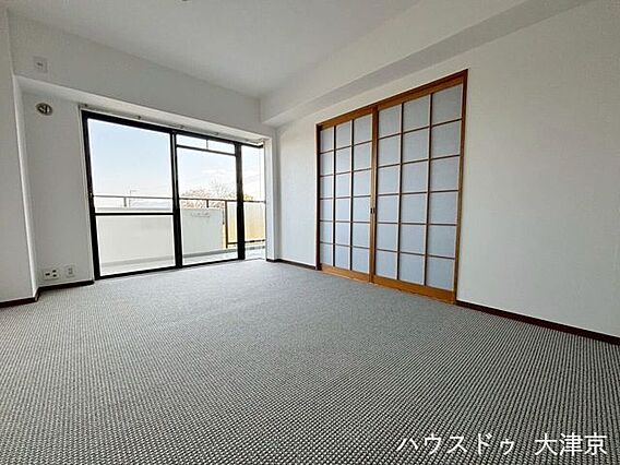 和室と繋がる広...