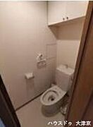 上部に吊り戸棚があり、トイレットペーパーなどを隠して収納できます。