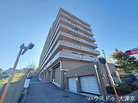 プライバシーを守る重厚な佇まい