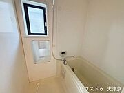 浴室は換気窓があり、湿気がこもりにくく清潔を保てます。