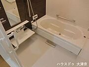 手すりを配置したバリアフリー設計。小さなお子様からご年配の方まで、安心して入浴を楽しめる空間です。