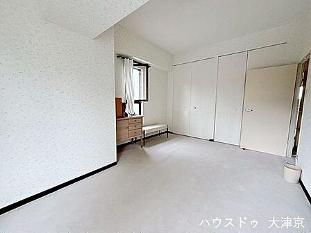 すっきりした内装と大きな収納が魅力。ゆったりと落ち着いて暮らせる洋室です。