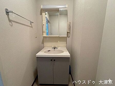 身支度やお手入れがしやすい、シンプルで機能的な洗面化粧台（画像の一部を加工しております）
