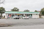 ファミリーマート日野屋伊勢崎南店 322m