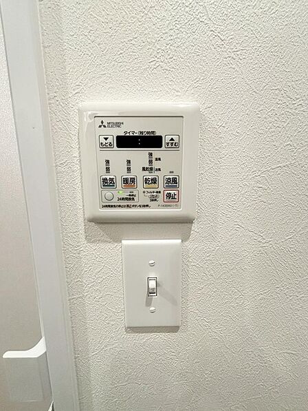 浴室入り口にある浴室換気乾燥機のリモコン