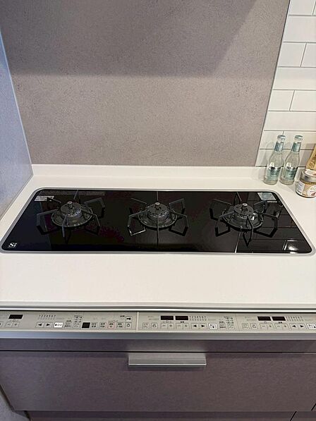 落ち着きのある雰囲気で整えたキッチンはPanasonic製。グースネックのタッチレス水栓トリプルワイドコンロ食洗機