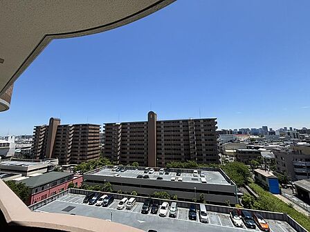 向かい側は敷地内駐車場が広がっているため、遮るものがなく抜け感の良い眺望です!