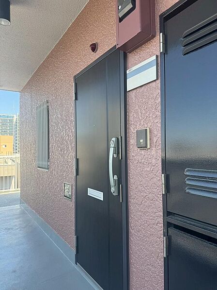 玄関ドアはダブルロック・ディンプルキータイプに更新工事されています。