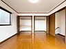 収納：大きなクローゼットが2つ並ぶ2階の洋室。子ども部屋にも、収納重視の部屋にもできる。