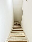 【リフォーム後　階段】クロスの貼り替え、スベラーズの新設を致しました。