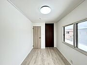 【リフォーム後　2階5.5帖洋室収納】収納はプロクリーニングを行いました。