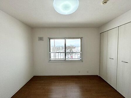【リフォーム後 6帖洋室】フローリングの上張り、クロスの貼り替え、照明器具の交換を致しました。