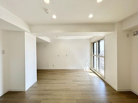 【リフォーム後】LDKはフローリング・クロスの貼り替え、照明器具・建具の交換を行いました。