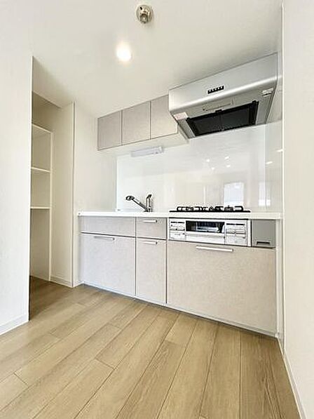【リフォーム後】システムキッチンは新品交換いたしました。清潔感のあるキッチンです。