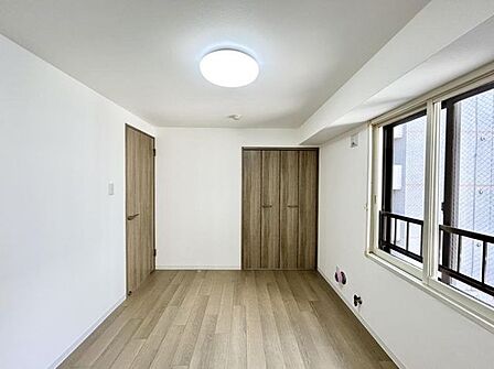 【リフォーム後】廊下横の洋室はクロス・フローリングの貼り替え、照明・建具の交換をいたしました。