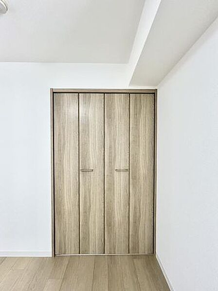 【リフォーム後】各居室には収納がございます。建具を新品交換し、枕棚とポールを設置いたしました。