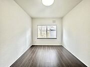 【リフォーム後】1階6帖洋室はクロスの張替え、床の上張り、建具・照明の新品交換を行いました。収納はクローゼットへとリフォームしました。