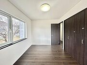 【リフォーム後】2階6帖洋室はクロスの張替え、床の上張り、建具・照明の新品交換を行いました。収納はクローゼットへとリフォームしました。