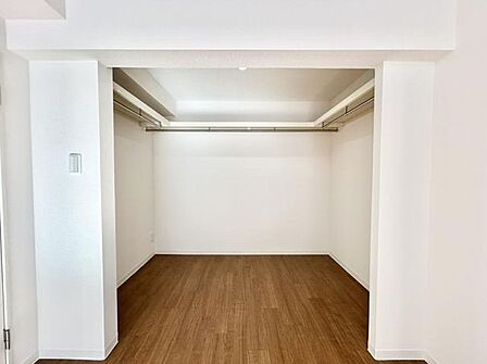 【リフォーム後 洋室収納】南向き約5.7帖洋室にはクローゼットが付いています。