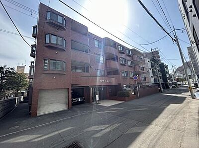 外観:【外観】総戸数22戸の4階建てマンション。所在階は1階になります。 外観:【外観】総戸数22戸の4階建てマンション。所在階は1階になります。