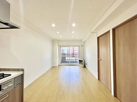 【リフォーム後】LDKはキッチンの交換、床の上張り、クロスの張替、照明・建具の交換をいたしました。