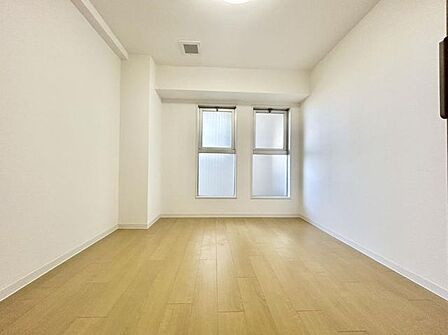 【リフォーム後】洋室5.2帖は床の上張り、クロスの張替え、建具・照明の交換をいたしました。
