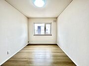 【リフォーム済　2階洋室】2階約6帖洋室です。床の上張り、クロスの貼り替え、照明器具の交換、建具の交換をいたしました。