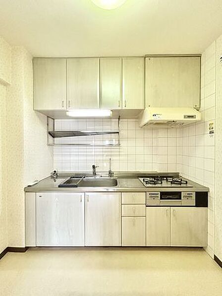 【リフォーム中】キッチンは新品交換いたします。コンロ・グリルの熱源は都市ガスです。その他クロスの張替、マンション用フロアの上張り、照明器具の交換を行います。
