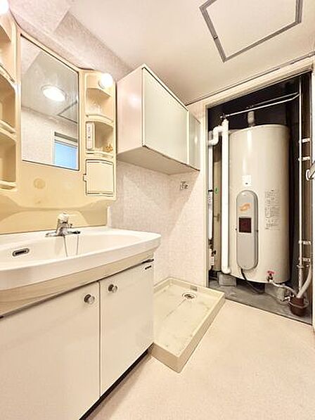 【リフォーム中】洗面所は洗面化粧台、電気温水器、洗濯水栓、洗濯パン、照明器具、建具の新品交換を行います。その他クロスの張替、マンション用フロアの上張りを予定しております。