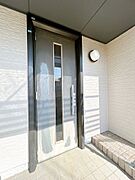 【リフォーム済＆即入居可】玄関ドアは、鍵の交換を行います。中古住宅だと鍵もそのままだと思われがちですが、交換してお引渡しとなりますので、安心して新生活を始められます。