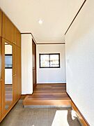 【リフォーム済＆即入居可】玄関。玄関ドアは、鍵の交換を行いました。中古住宅だと鍵もそのままだと思われがちですが、交換してお引渡しとなりますので、安心して新生活を始められます。