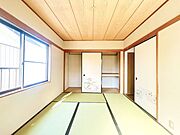 【駐車拡張済・現況販売】2階和室。前所有者様が綺麗にお使いです。