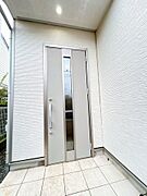 【クリーニング済・即入居可】玄関ドア。