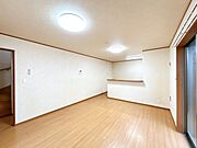 【クリーニング済・即入居可】リビング。対面式キッチンでご家族の会話も弾みそうですね。