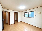 【クリーニング済・即入居可】2階洋室。ウォークインクローゼット付きのお部屋です。寝室としていかがでしょうか。